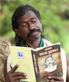 haldhar-naag-reading-book-badteraho.com-min