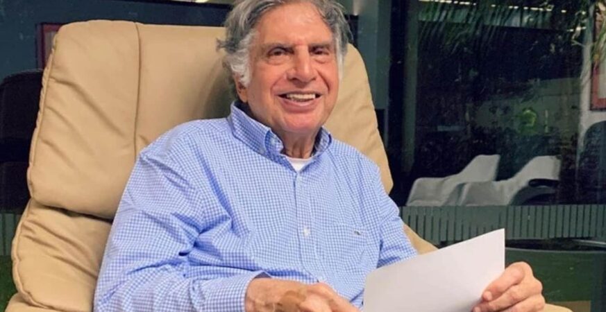 ratan-tata-smiling-in-his-office-badteraho.com